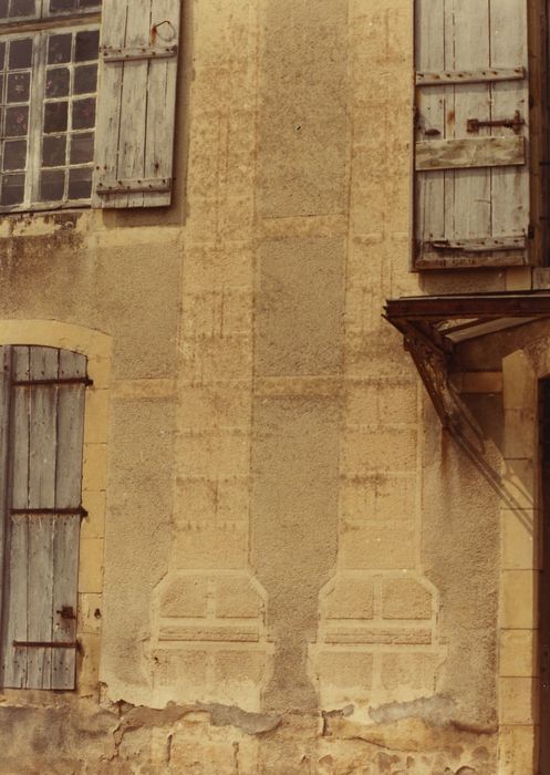 Ermitage des Jésuites (ancien) : Façade sud, détail des pilastres peints en trompe l’oeil