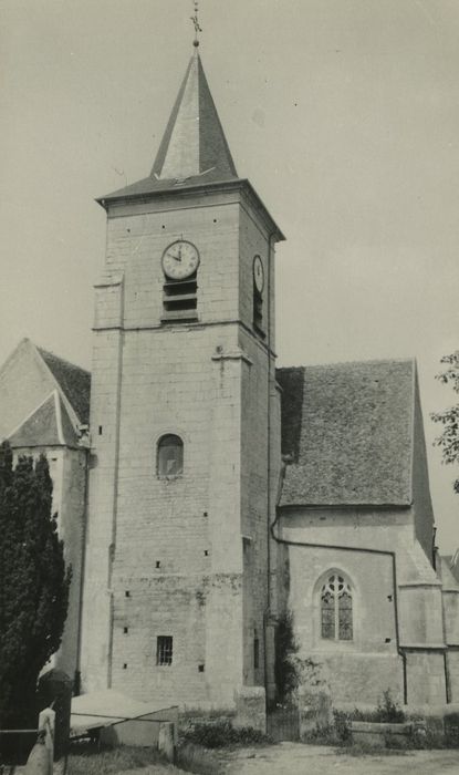 Eglise paroissiale : Clocher, élévation sud, vue générale