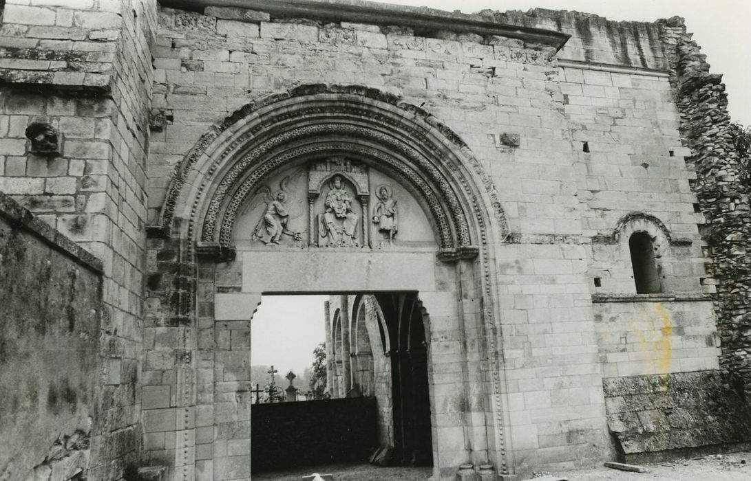 Eglise Notre-Dame du Pré (ruines) : Portail occidental, vue générale