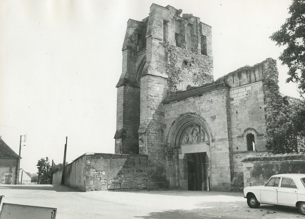 Eglise Notre-Dame du Pré (ruines) : Façade occidentale, vue générale