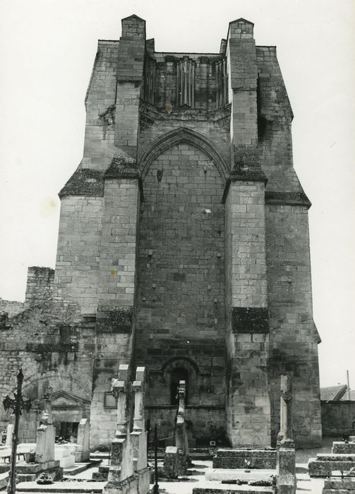 Eglise Notre-Dame du Pré (ruines) : Clocher, élévation nord, vue générale