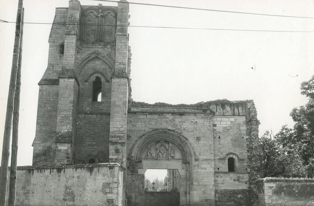 Eglise Notre-Dame du Pré (ruines) : Façade occidentale, vue générale