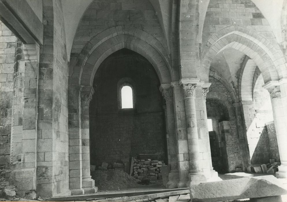 Eglise Notre-Dame du Pré (ruines) : 1ère travée, vue générale