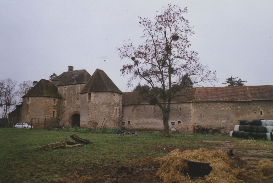 Château : Poterne d’entrée, ensemble est, vue générale