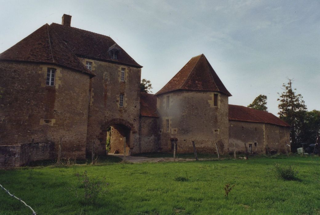 Château : Poterne d’entrée, ensemble est, vue générale