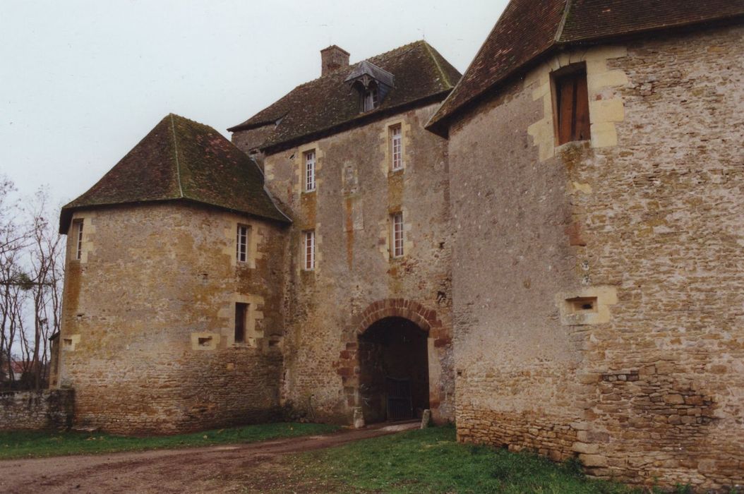 Château : Poterne d’entrée, ensemble est, vue générale