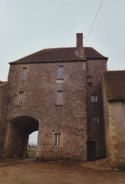 Château : Poterne d’entrée, élévation ouest, vue générale