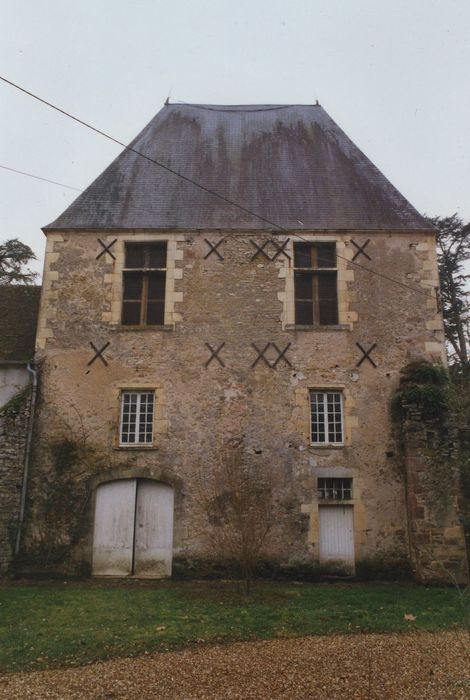 Château : Cour intérieure, corps de logis sud abritant l’ancienne chapelle, élévation nord, vue générale