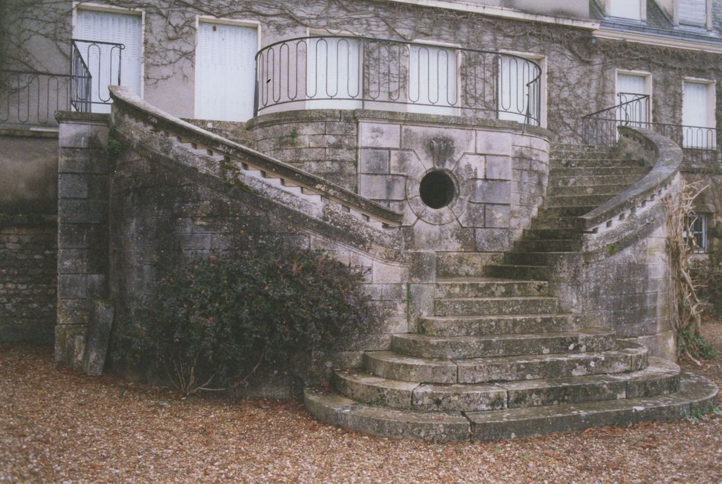 Château : Façade ouest, double escalier menant au parterre ouest, vue générale