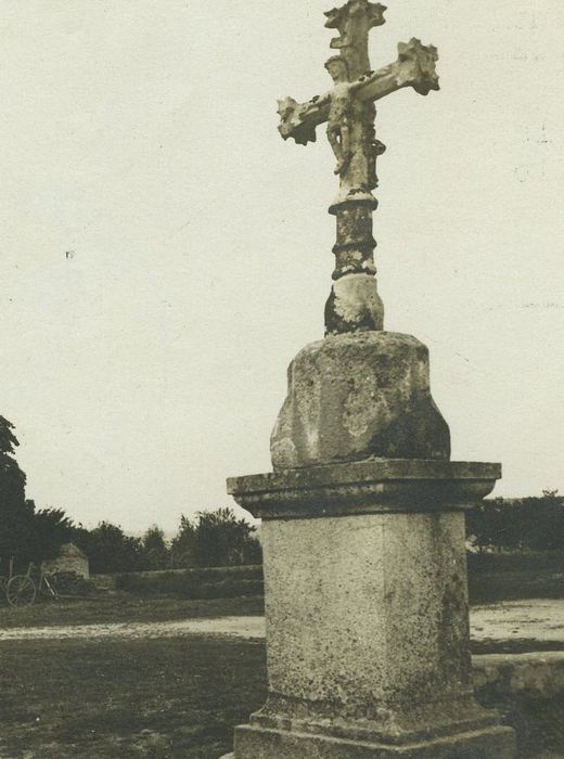 Calvaire, au centre du bourg, vue générale