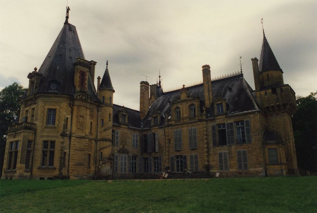 Château de Prye : Ensemble nord-est, vue générale