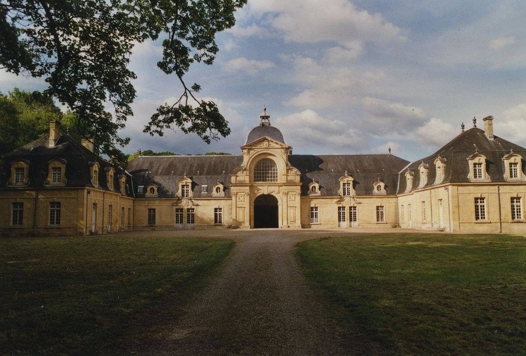 Château de Prye : Ecuries, ensemble sud, vue générale