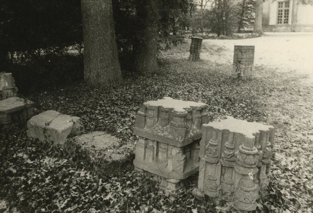 sculpture (élément architectural) :  Détail de vestiges du cloître des Cordeliers