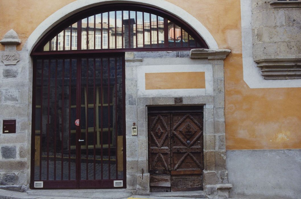 Hôtel de Séneujol : Portes d’accès sur rue, vue générale