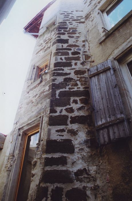 Hôtel de Séneujol : Cour intérieure, vue partielle de la tourelle d’escalier