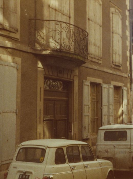 Hôtel de Miramon (ancien Logis de la Pomme et du Dauphin) : Façade sur rue, porte d’accès, vue partielle