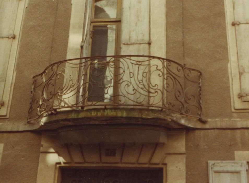 Hôtel de Miramon (ancien Logis de la Pomme et du Dauphin) : Balcon situé au-dessus de la porte d’accès sur rue, vue générale