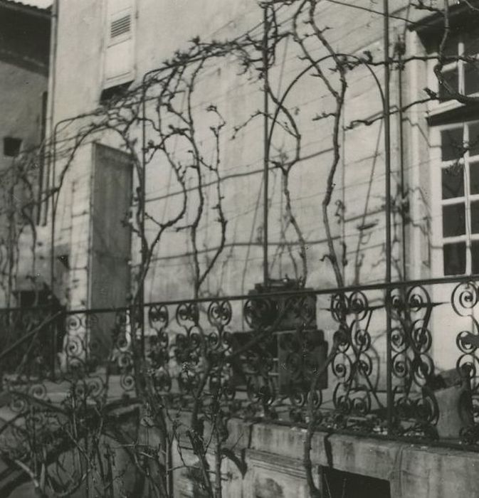 Hôtel Hugon de Coubladour : Façade sud, ferronnerie de la terrasse, vue partielle