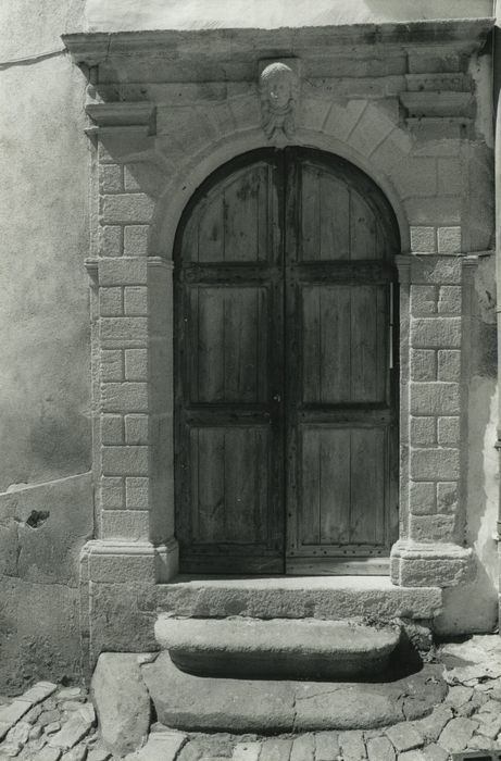 Hôtel Mailhet de Vachères : Porte d’accès rue des Pélerins, vue générale