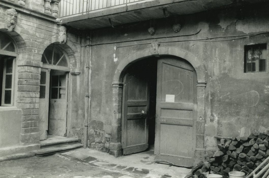 Hôtel Mailhet de Vachères : Cour intérieure, façade ouest, vue partielle