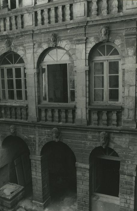 Hôtel Mailhet de Vachères : Cour intérieure, façade nord, vue partielle