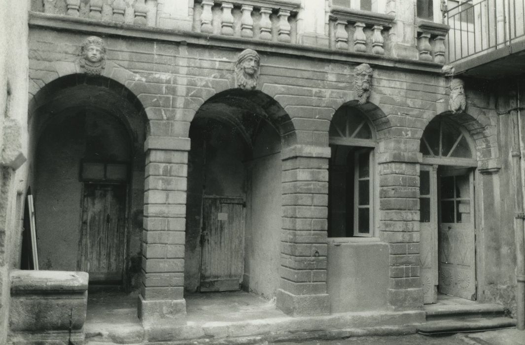 Hôtel Mailhet de Vachères : Cour intérieure, façade nord, vue partielle