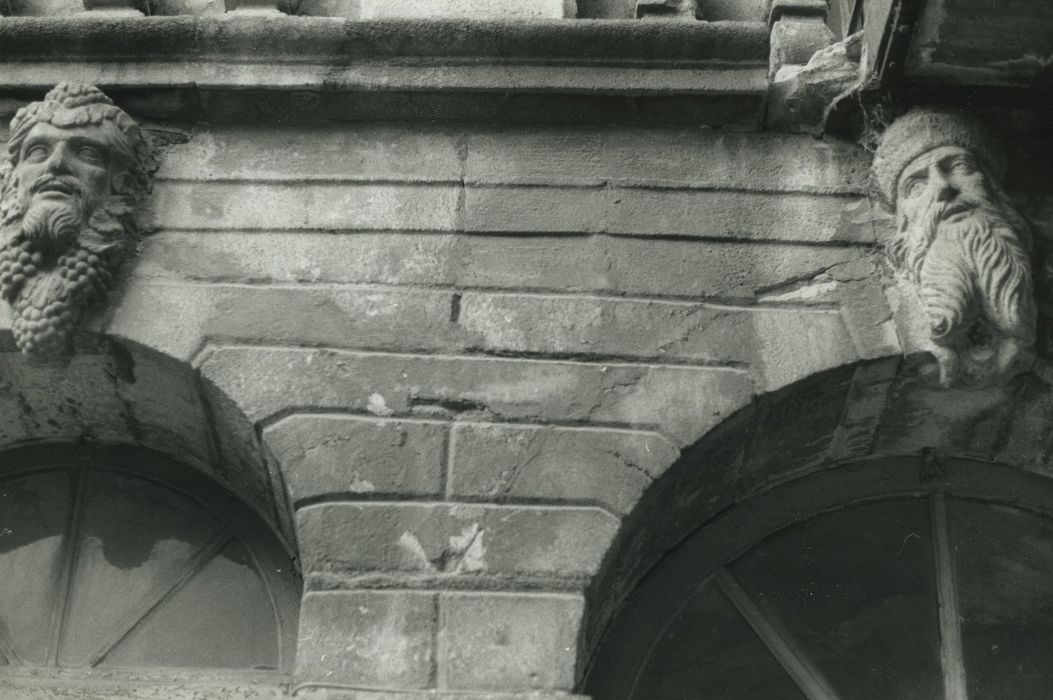 Hôtel Mailhet de Vachères : Cour intérieure, façade nord, détail