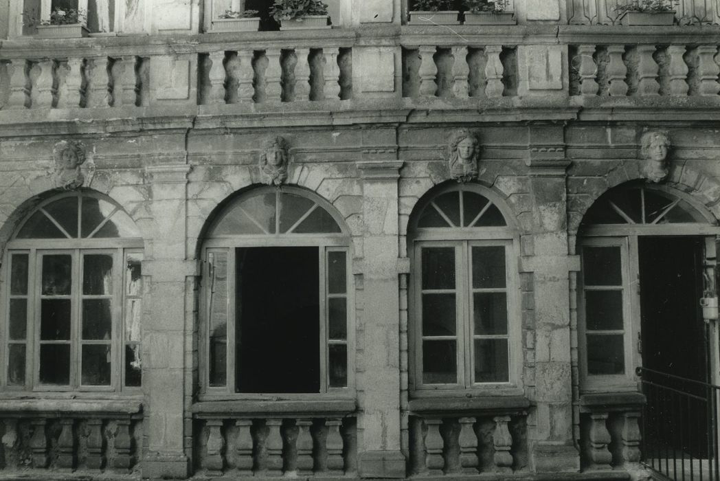 Hôtel Mailhet de Vachères : Cour intérieure, façade nord, vue partielle