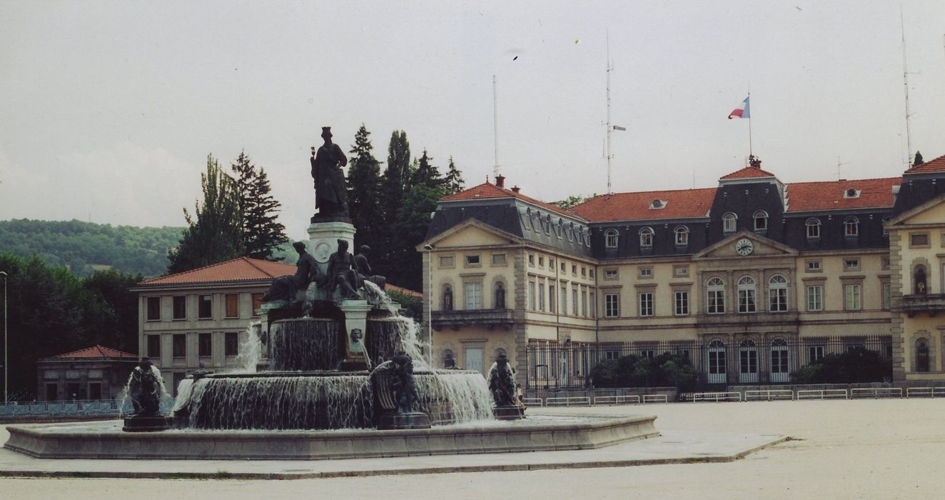 Fontaine Crozatier : Vue générale de la fontaine dans on environnement urbain