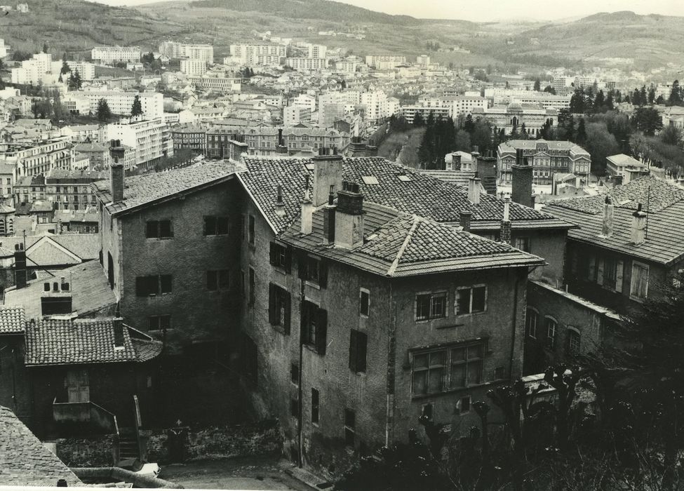 Ancien hôtel de Fillière de Charouhl : Vue générale de l’hôtel dans son environnement urbain depuis le Nord