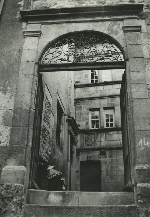 Ancien hôtel de Fillière de Charouhl et hôtel de Vinols : Portail d’accès sur rue à la cour commune