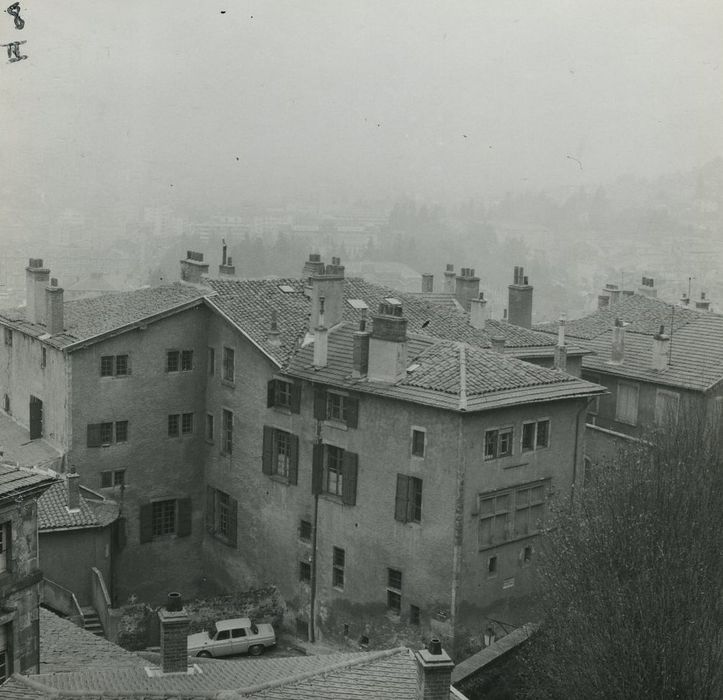 Ancien hôtel de Fillière de Charouhl : Vue générale de l’hôtel dans son environnement urbain depuis le Nord