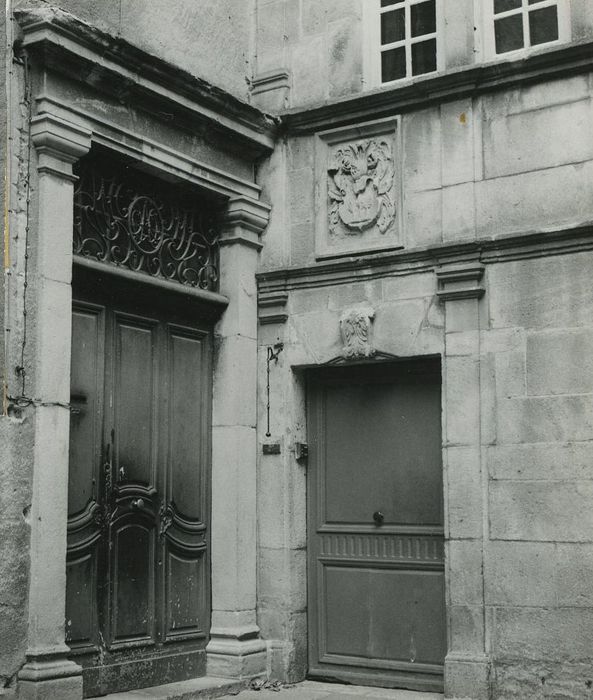 Ancien hôtel de Fillière de Charouhl et hôtel de Vinols: Portails d’accès de chacun des hôtels depuis la cour commune, vue générale