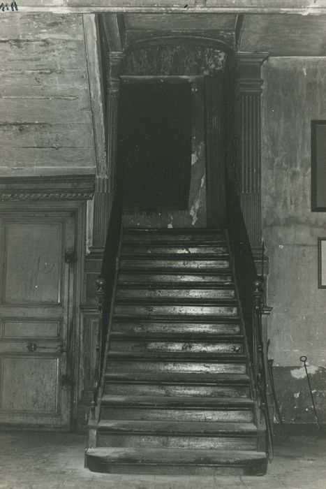 Ancien hôtel de Fillière de Charouhl : Escalier d’accès au 1er étage depuis le vestibule, vue générale