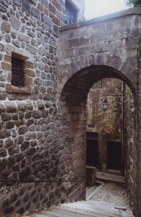 Manécanterie Notre-Dame (ancien Hôtel de Saint-Vidal) : Façade ouest sur la montée sur la montée du cloître, vue partielle