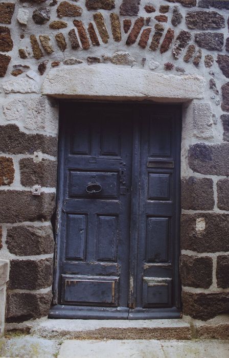 Manécanterie Notre-Dame (ancien Hôtel de Saint-Vidal) : Façade ouest, porte d’accès sur la place du For, vue générale