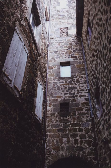 Manécanterie Notre-Dame (ancien Hôtel de Saint-Vidal) : Tourelle surplombant la montée du cloître, façade ouest, vue partielle