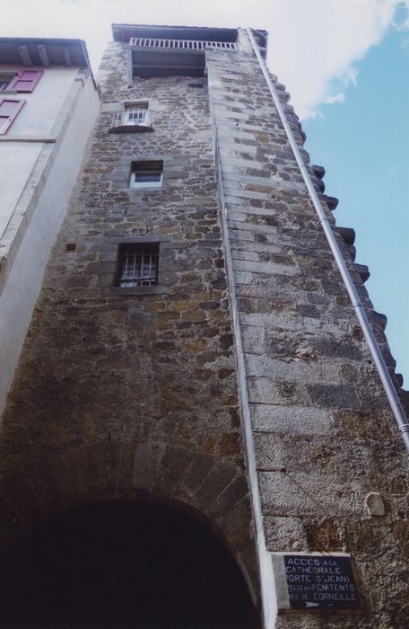 Manécanterie Notre-Dame (ancien Hôtel de Saint-Vidal) : Tourelle surplombant la montée du cloître, façade sud, vue générale