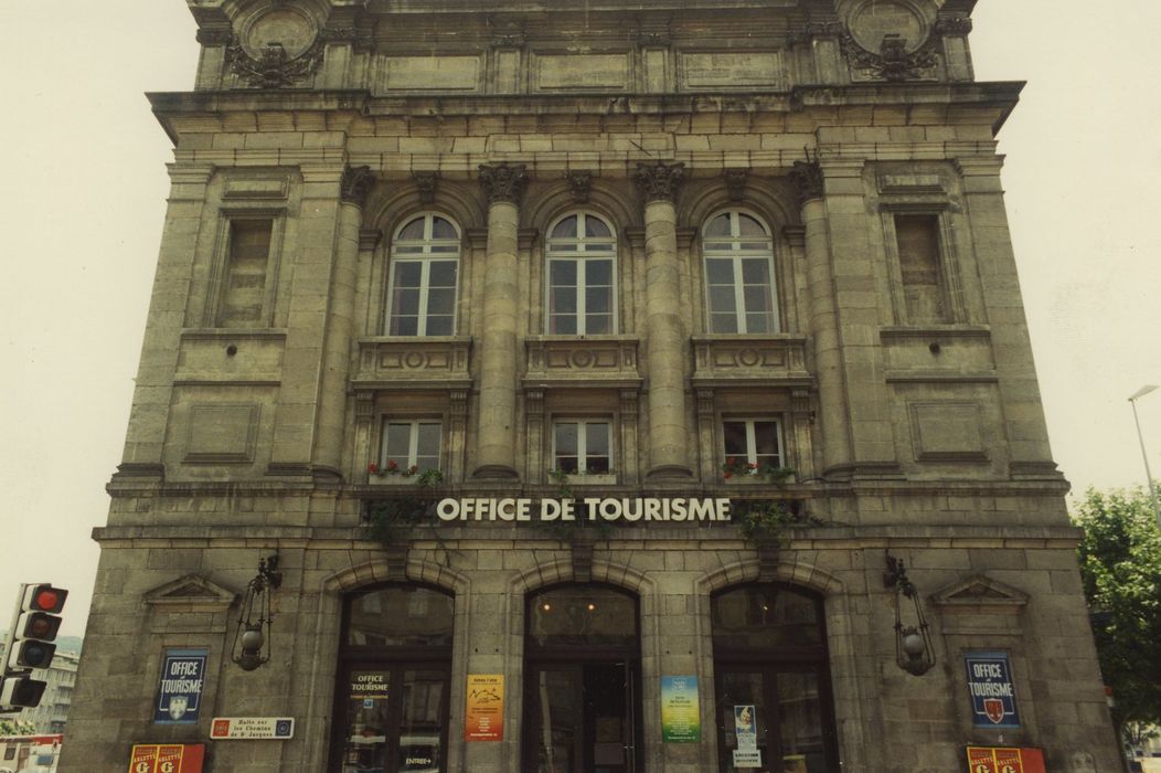 Théâtre : Façade nord, vue générale