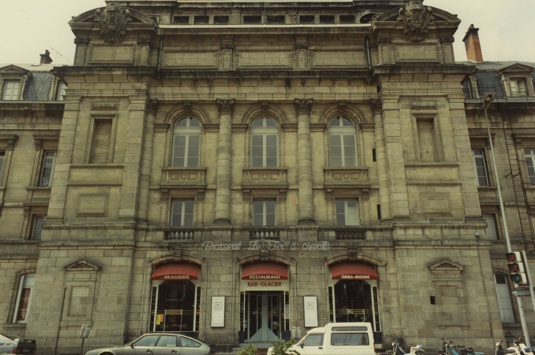 Théâtre : Façade est, vue générale