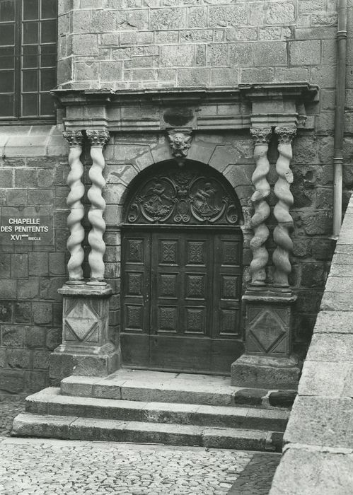 Chapelle des Pénitents Blancs : Portail sud, vue générale