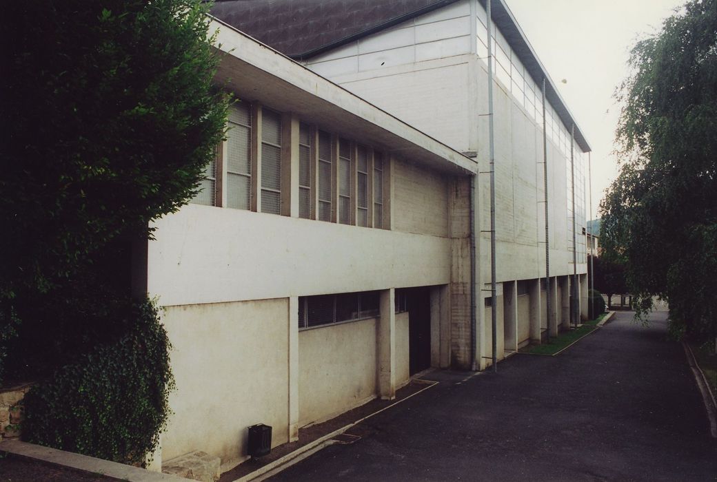 Eglise Sainte-Thérèse du Val-Vert : Façade latérale ouest, vue générale