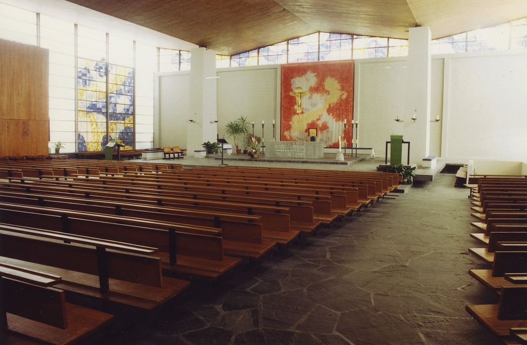 Eglise Sainte-Thérèse du Val-Vert : Nef et choeur, vue générale