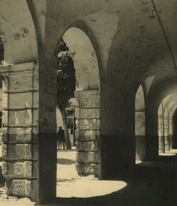 Ancien collège royal, actuellement lycée Charles et Adrien Dupuy : Cloître, vue partielle d’une galerie