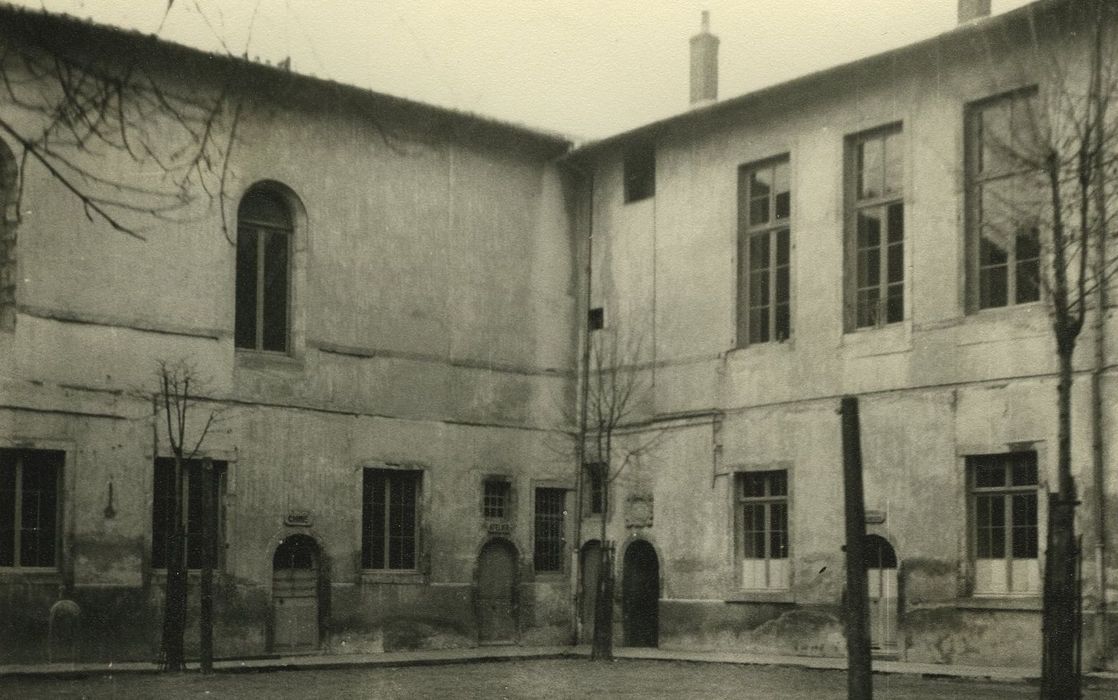 Ancien collège royal, actuellement lycée Charles et Adrien Dupuy : Cour centrale, vue partielle