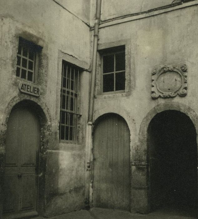 Ancien collège royal, actuellement lycée Charles et Adrien Dupuy : Cour centrale, vue partielle