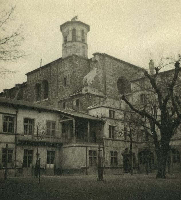 Ancien collège royal, actuellement lycée Charles et Adrien Dupuy : Cour centrale, ensemble est, vue partielle