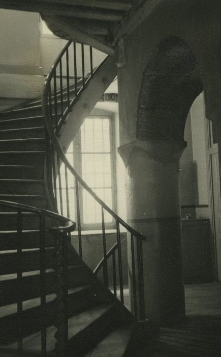 Ancien collège royal, actuellement lycée Charles et Adrien Dupuy : Escalier non localisé, vue partielle