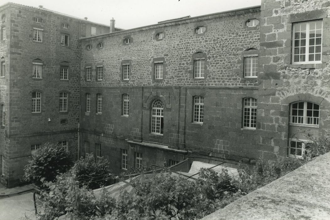 Hôpital Général : Façade sud sur cour, vue générale