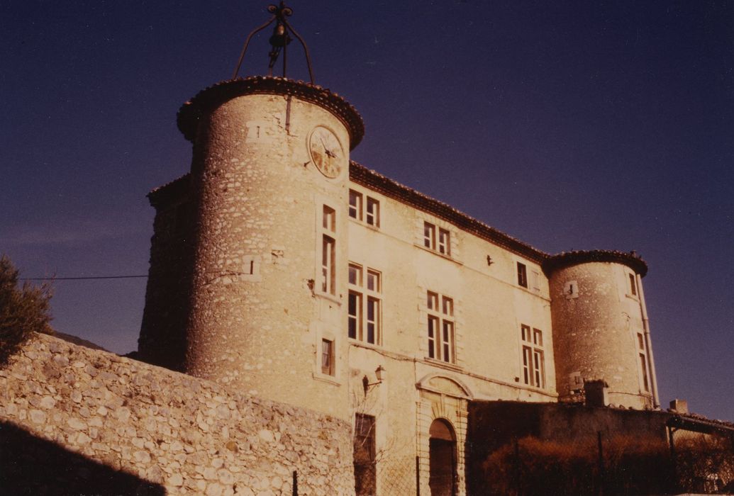 Château de Rustrel : Façade sud, vue générale